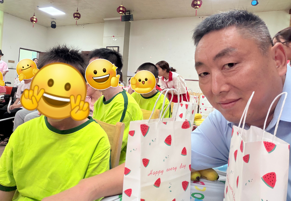 会长与立德会曾经救助的孩子合影