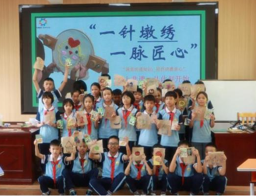 图为墩绣课堂。潘芷珊 供图