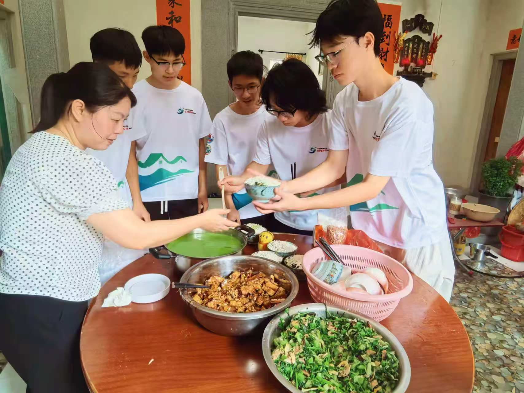 图为岭陆前行突击队品尝菜茶（黄河舟 摄）