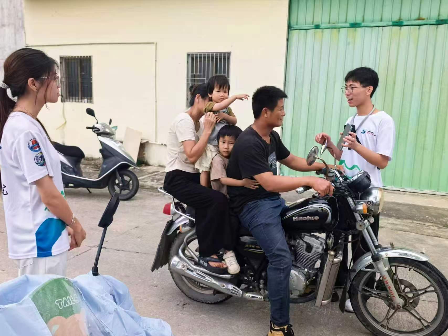 图为岭陆前行突击队队员进行推普活动（黄河舟 摄）