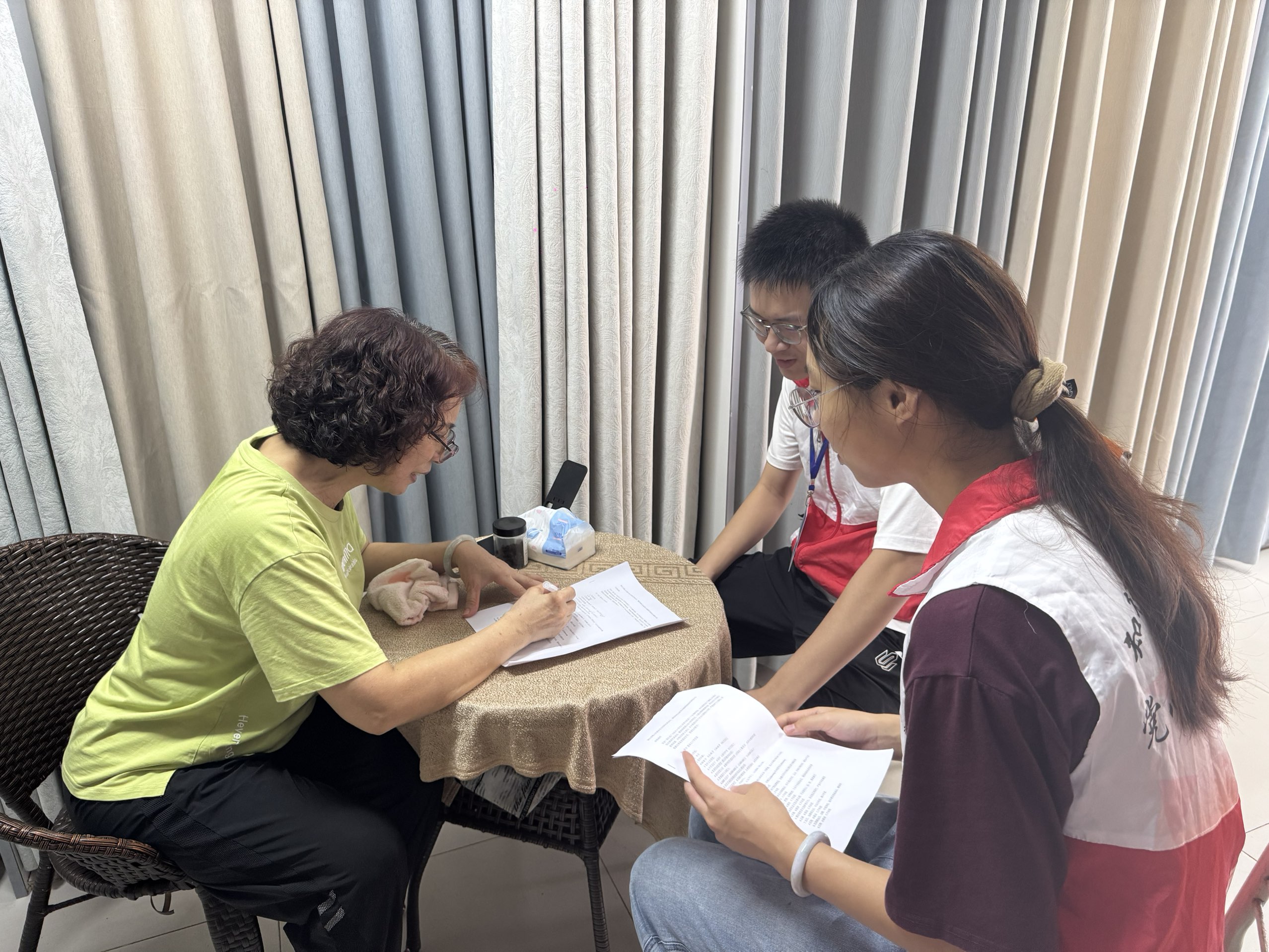 志愿者走入居民家中调研.jpg