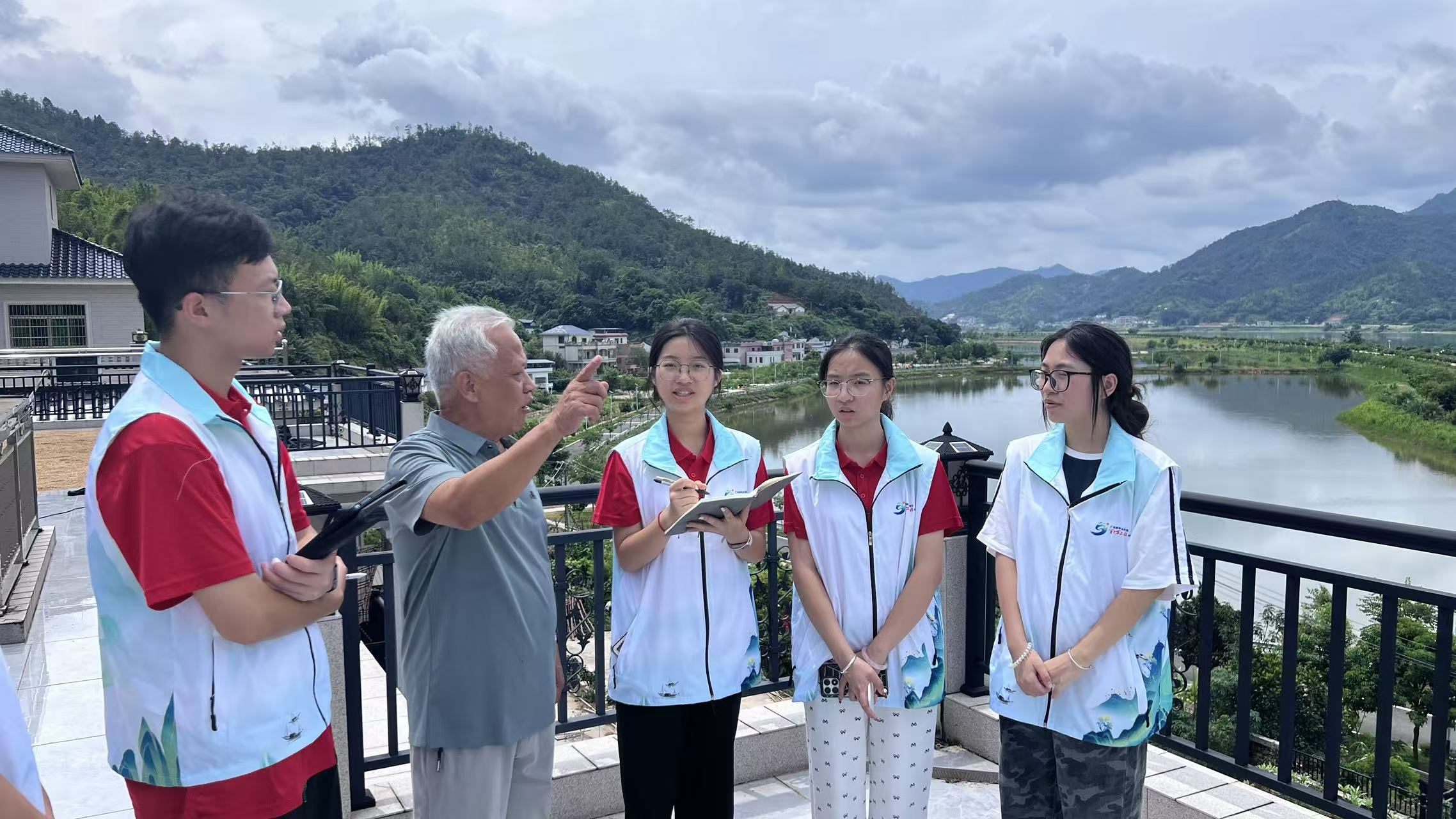队员入户采访居民