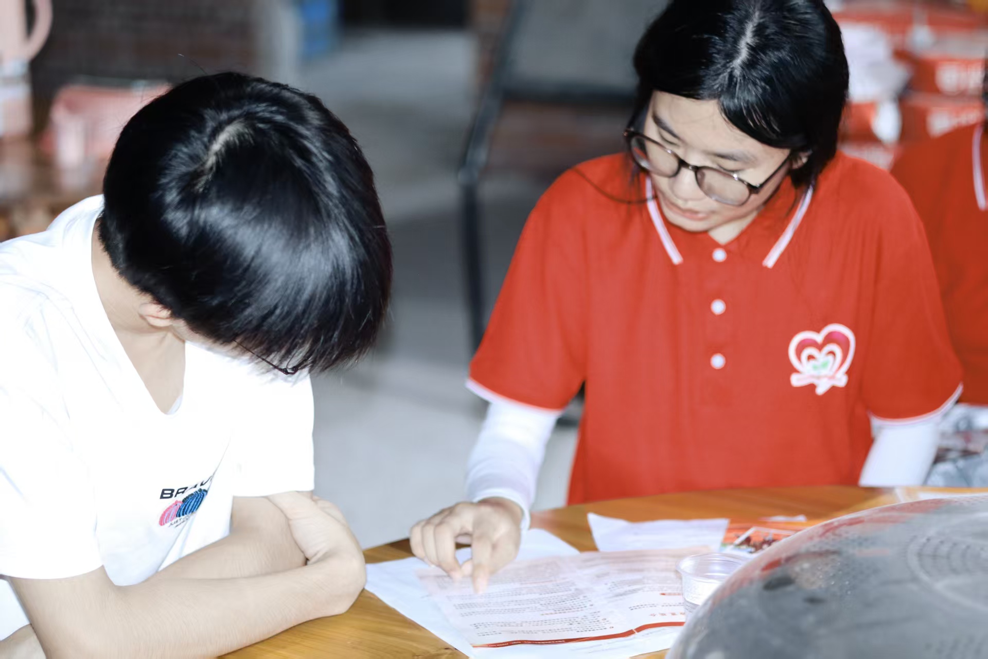 12图为实践队员为村民宣传国家资助政策。钟旻妍供图.jpg