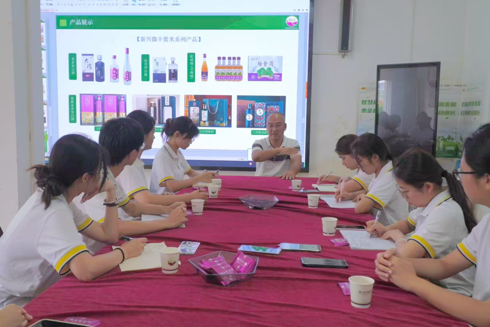 队员与新兴微丰农业负责人座谈交流.jpg