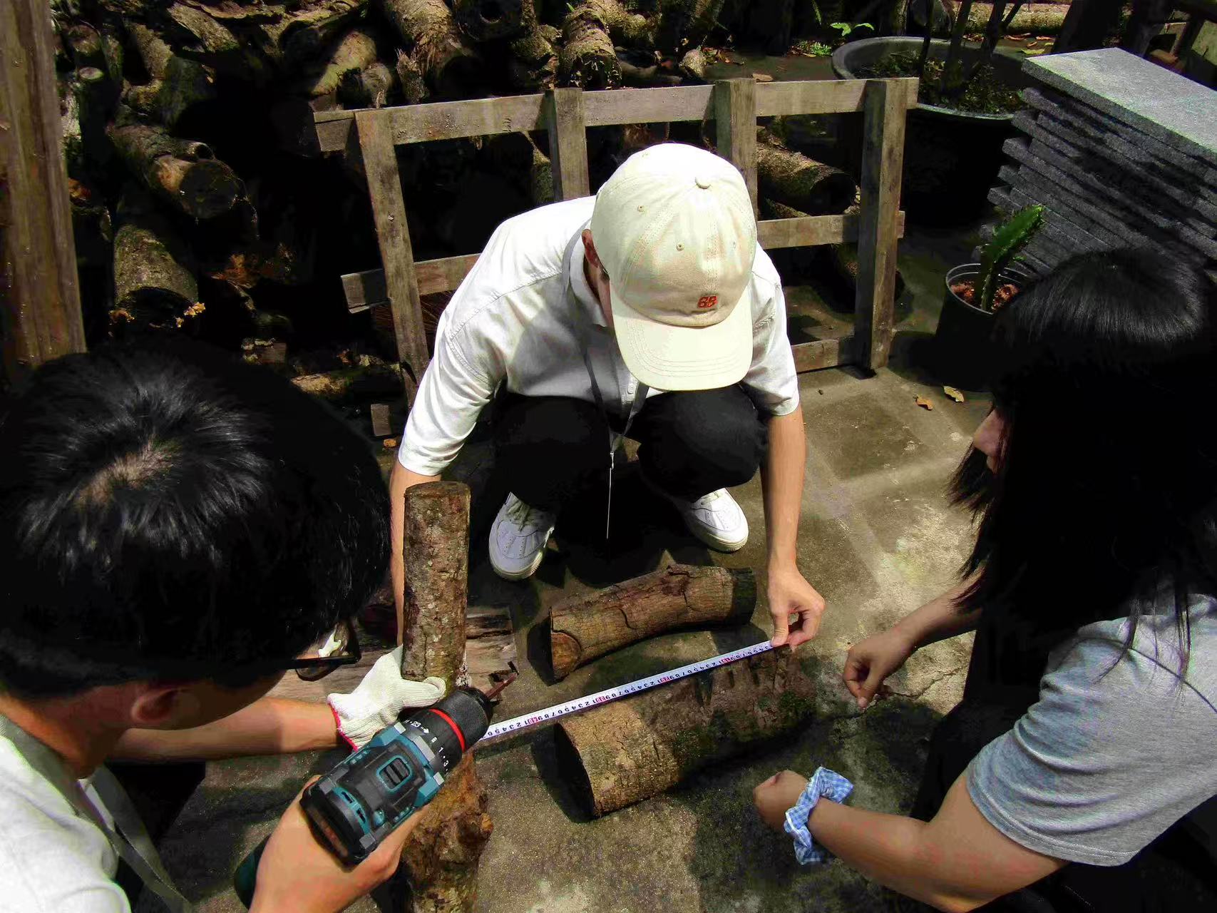 团队成员与老师共同制作木头小鹿装置.jpg