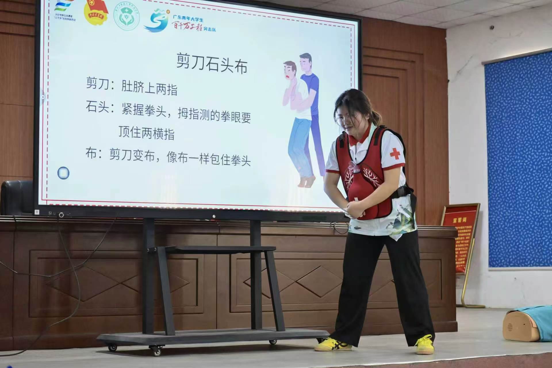 演示海姆立克急救法.jpg