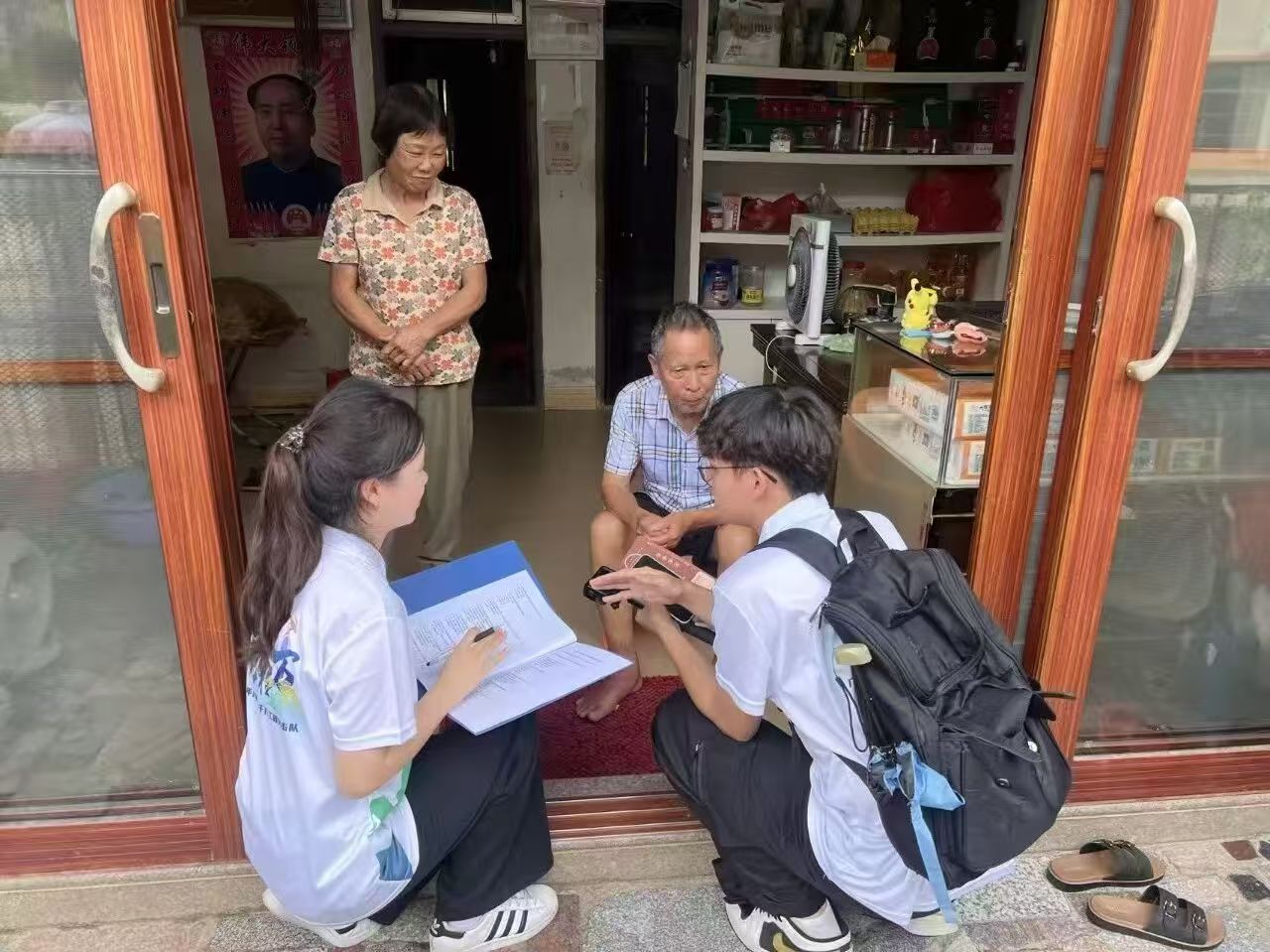 队员调研青梅种植户
