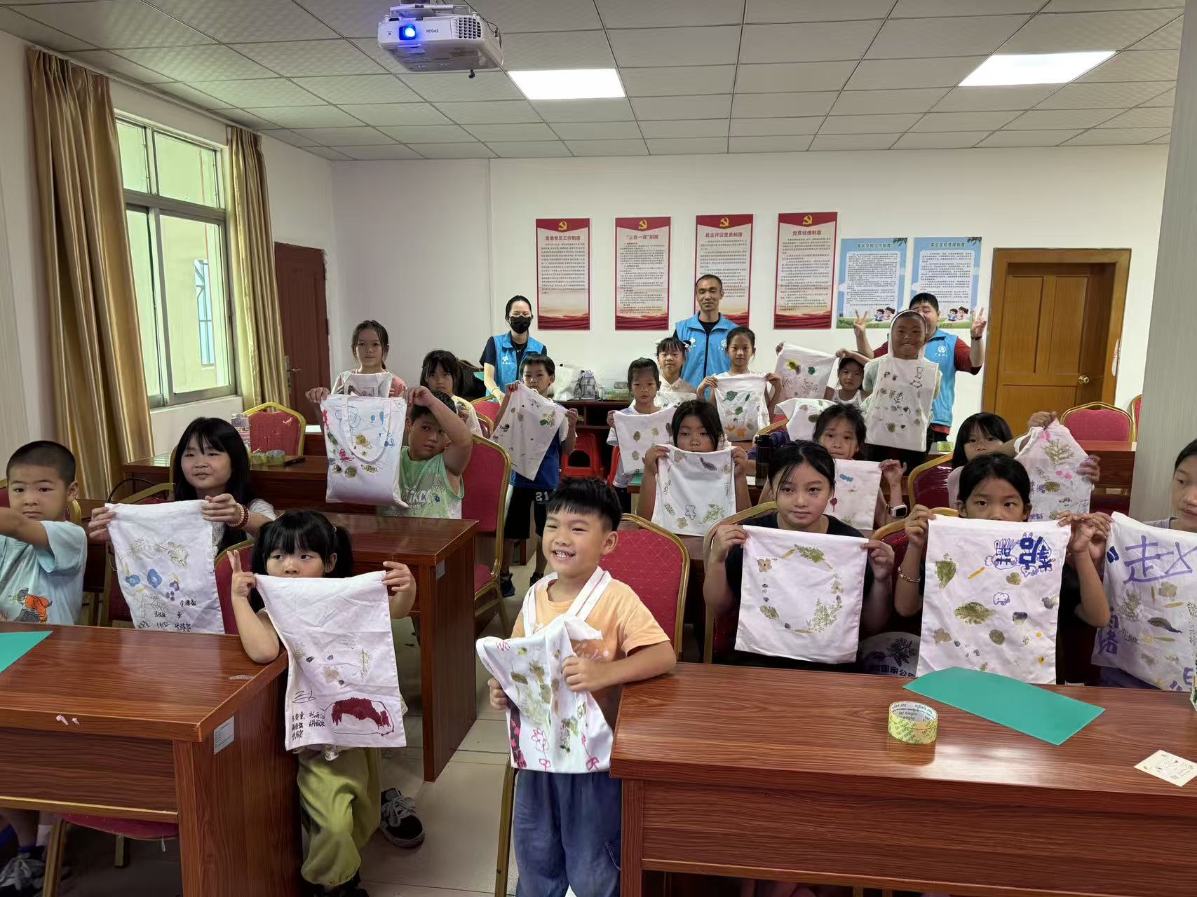 图为树叶拓印成品展示