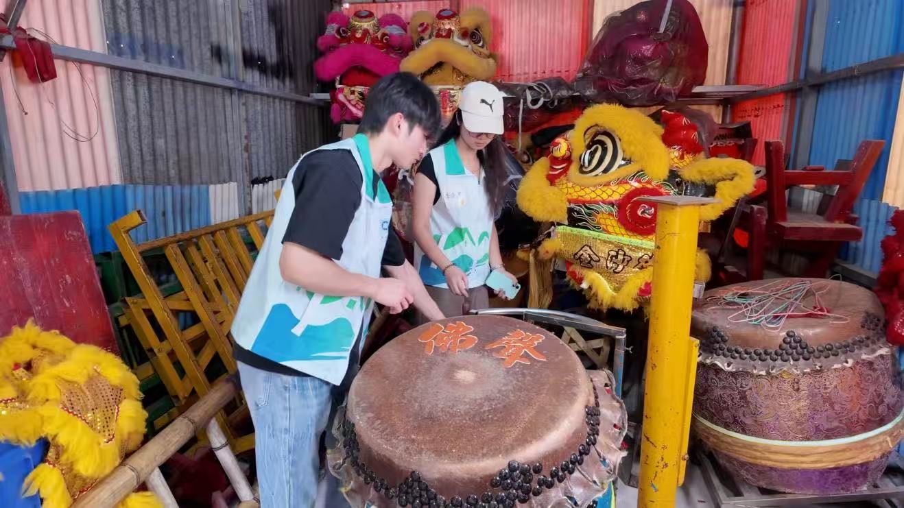 图为“狮韵兴乡”突击队队员实地查看下安村醒狮道具存放情况。郭榕 供图