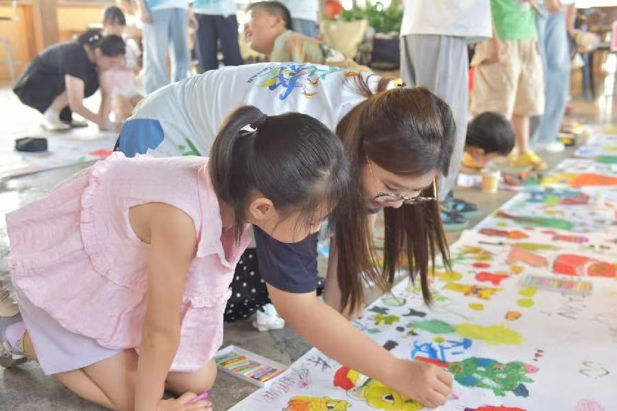 图为 长卷绘画活动现场。韩进杰 供图