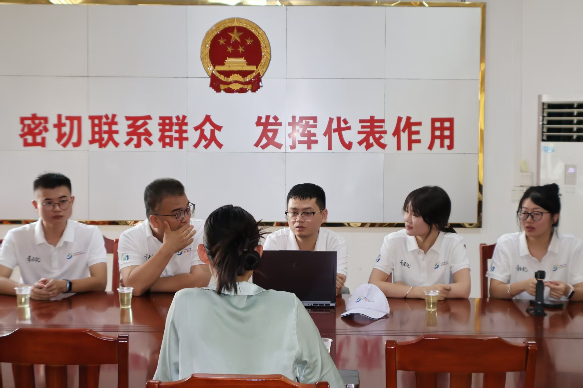 图为团队镇政府座谈汇报。张达明 供图