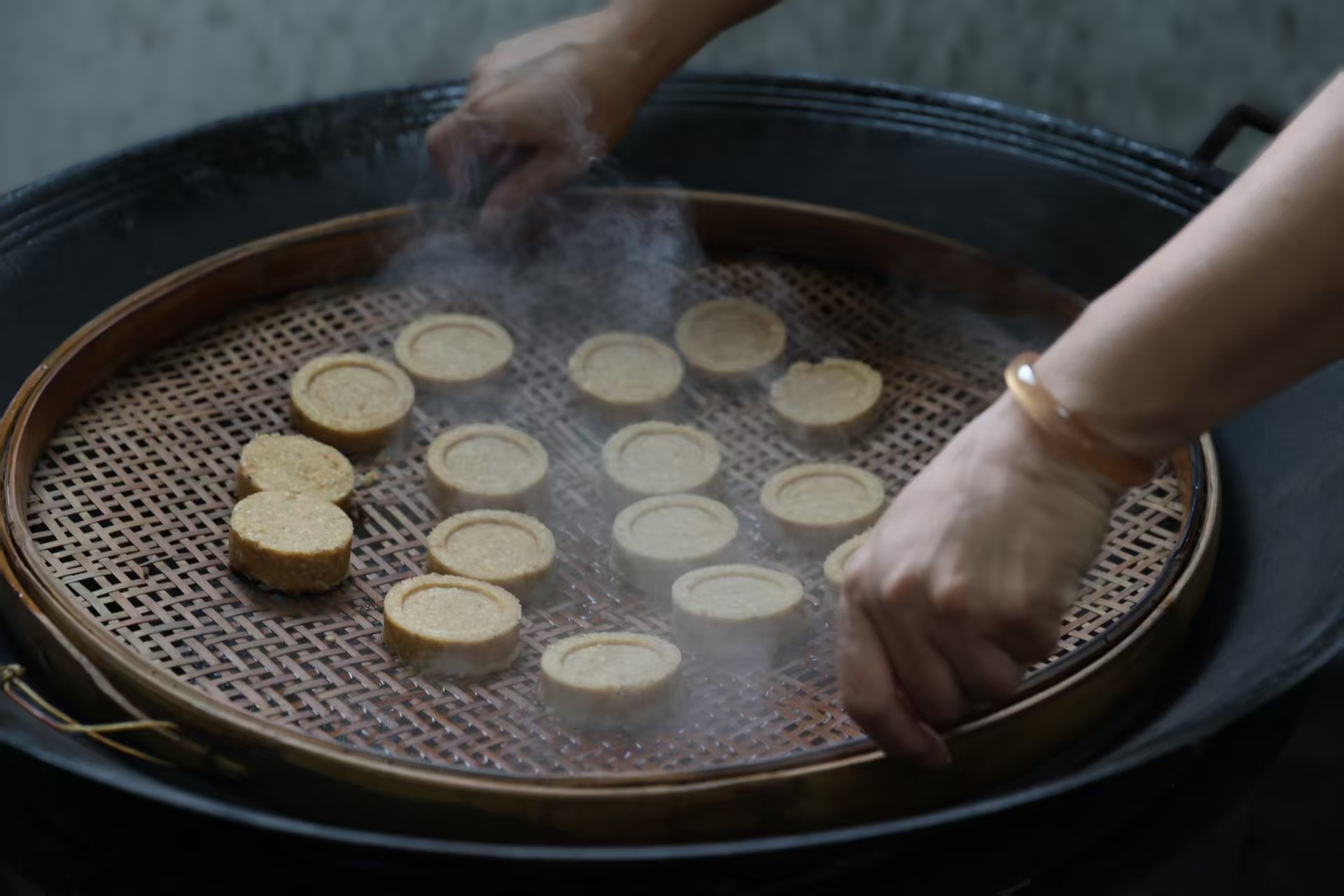 （图为突击队队员将秋饼蒸熟）