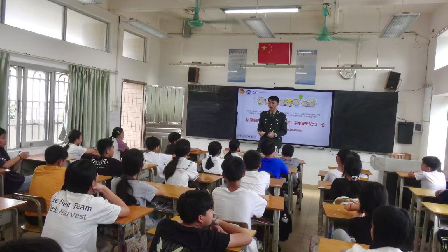 图 2 实践队员开展红色国防教育课堂，为乡村青少年授课.jpg
