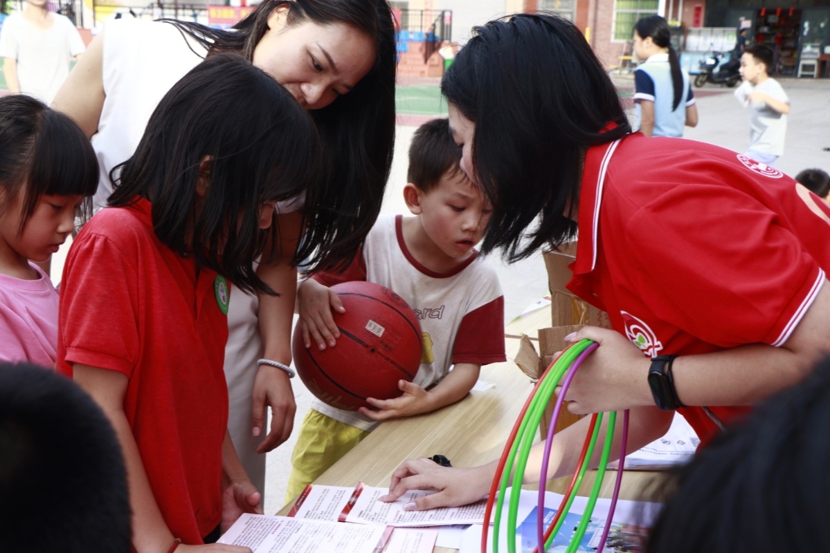 06图为政策摆摊套圈互动宣传.jpg