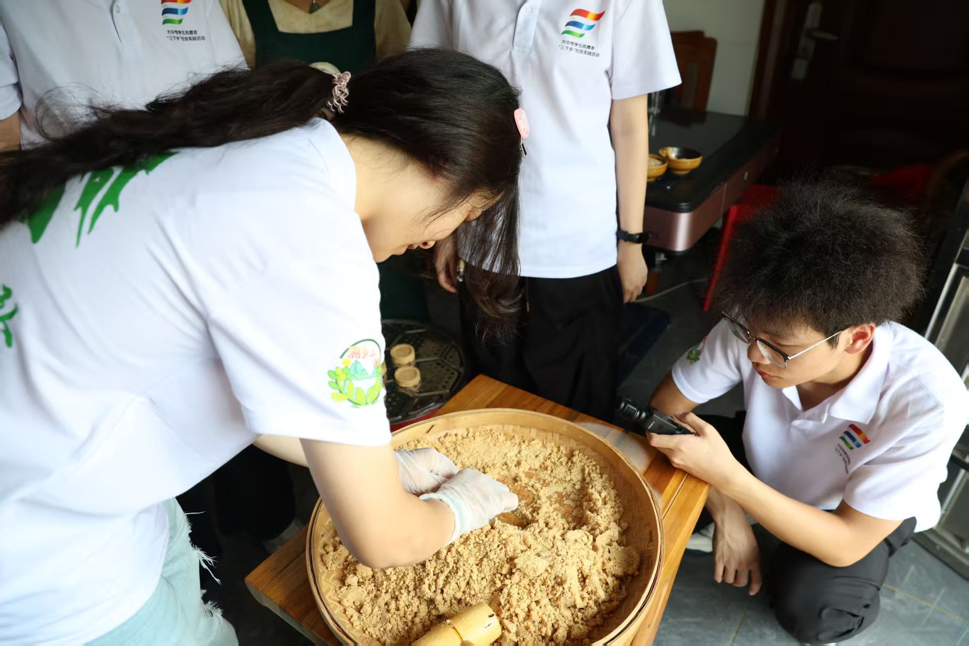 队员们参与制饼过程.jpg