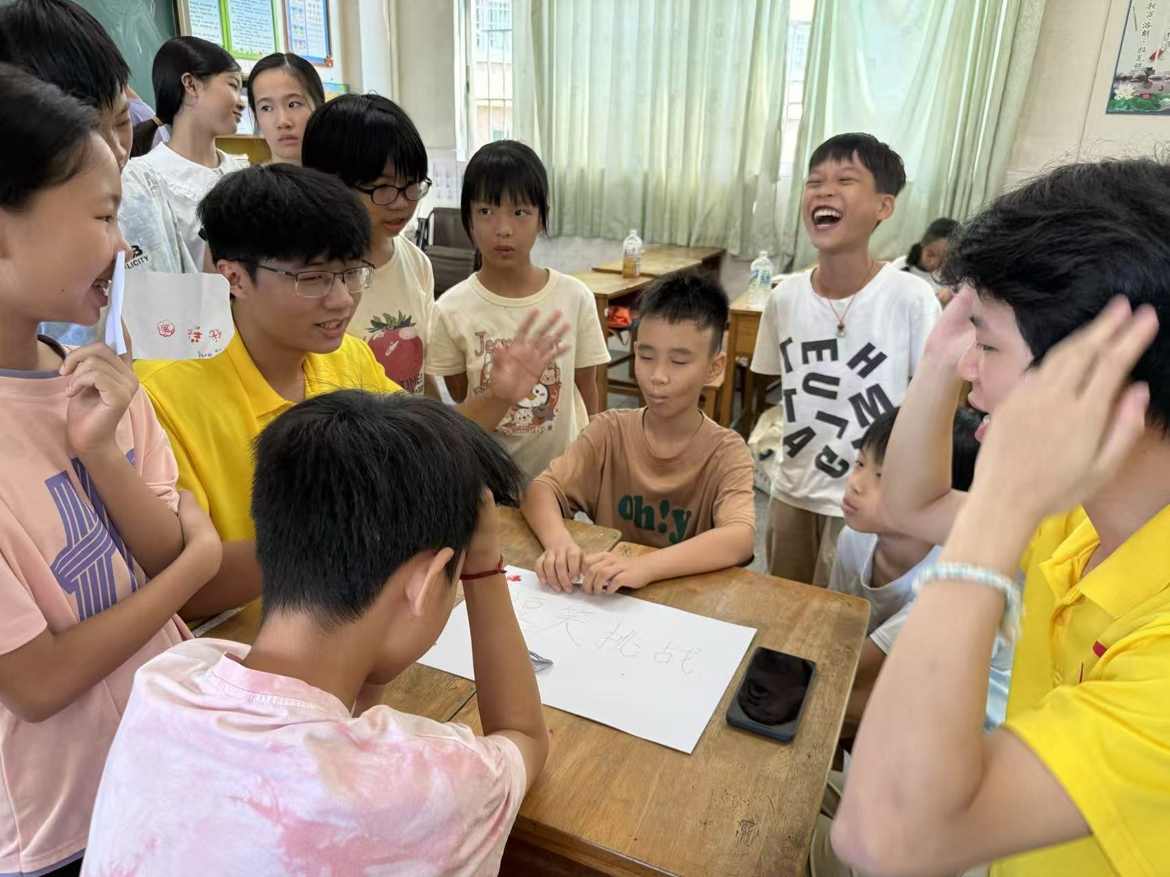 面对部分留守儿童缺少陪伴的现实，队员们耐心倾听他们的烦恼，组织小组互动游戏，用真诚的陪伴弥补亲情的缺 ...
