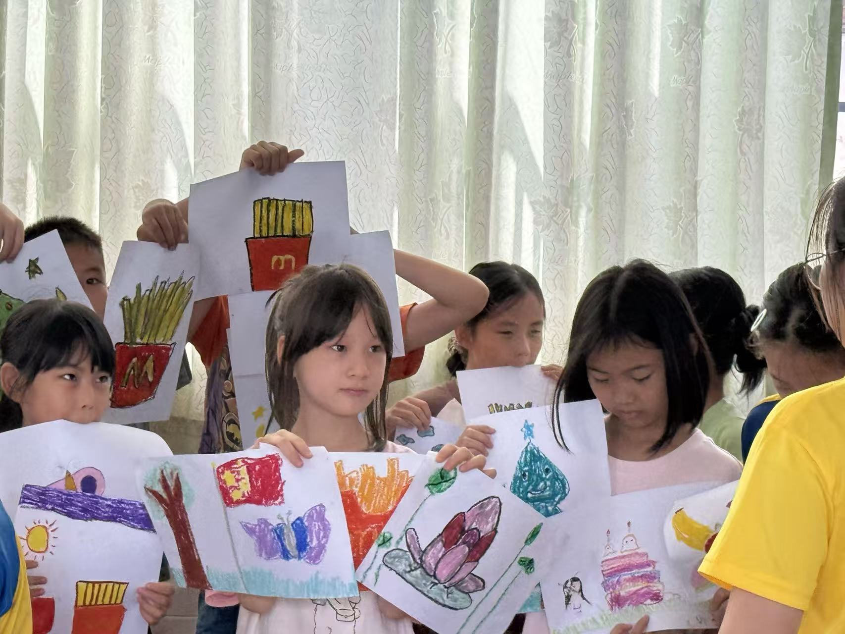 美育润心，画布为窗。“手掌创意绘画”心理美育课成为此次支教的亮点课堂。课堂上，志愿者引导孩子们描摹掌 ...