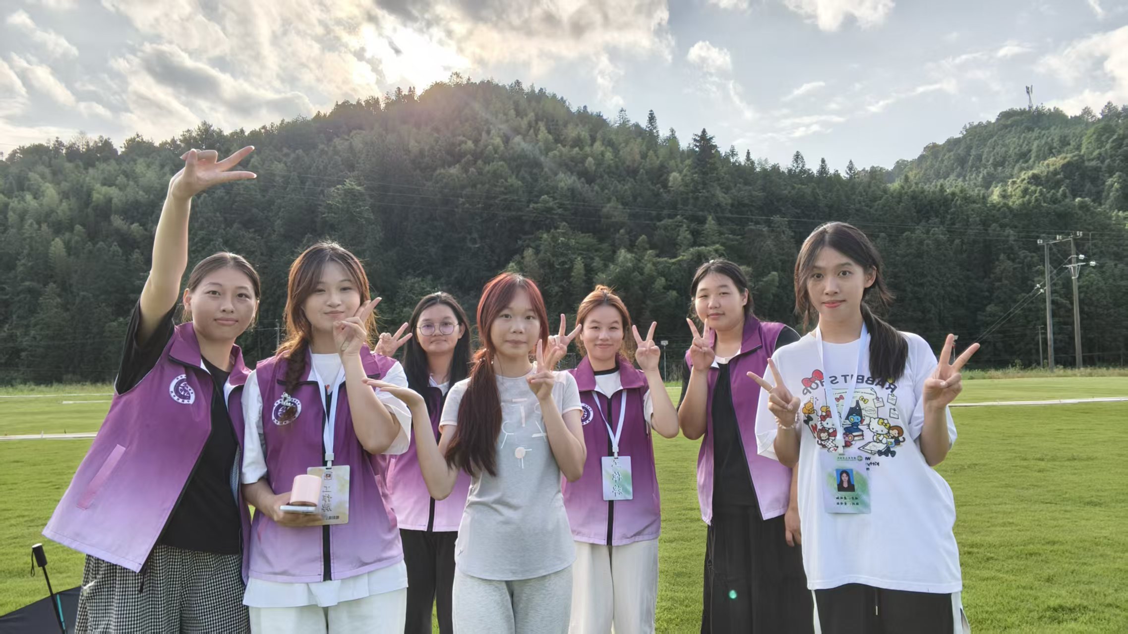 图为青山为证，阳光正好时，暖阳筑梦突击队在壮瑶山乡留下的青春合照 暖阳筑梦突击队 拱图 ...