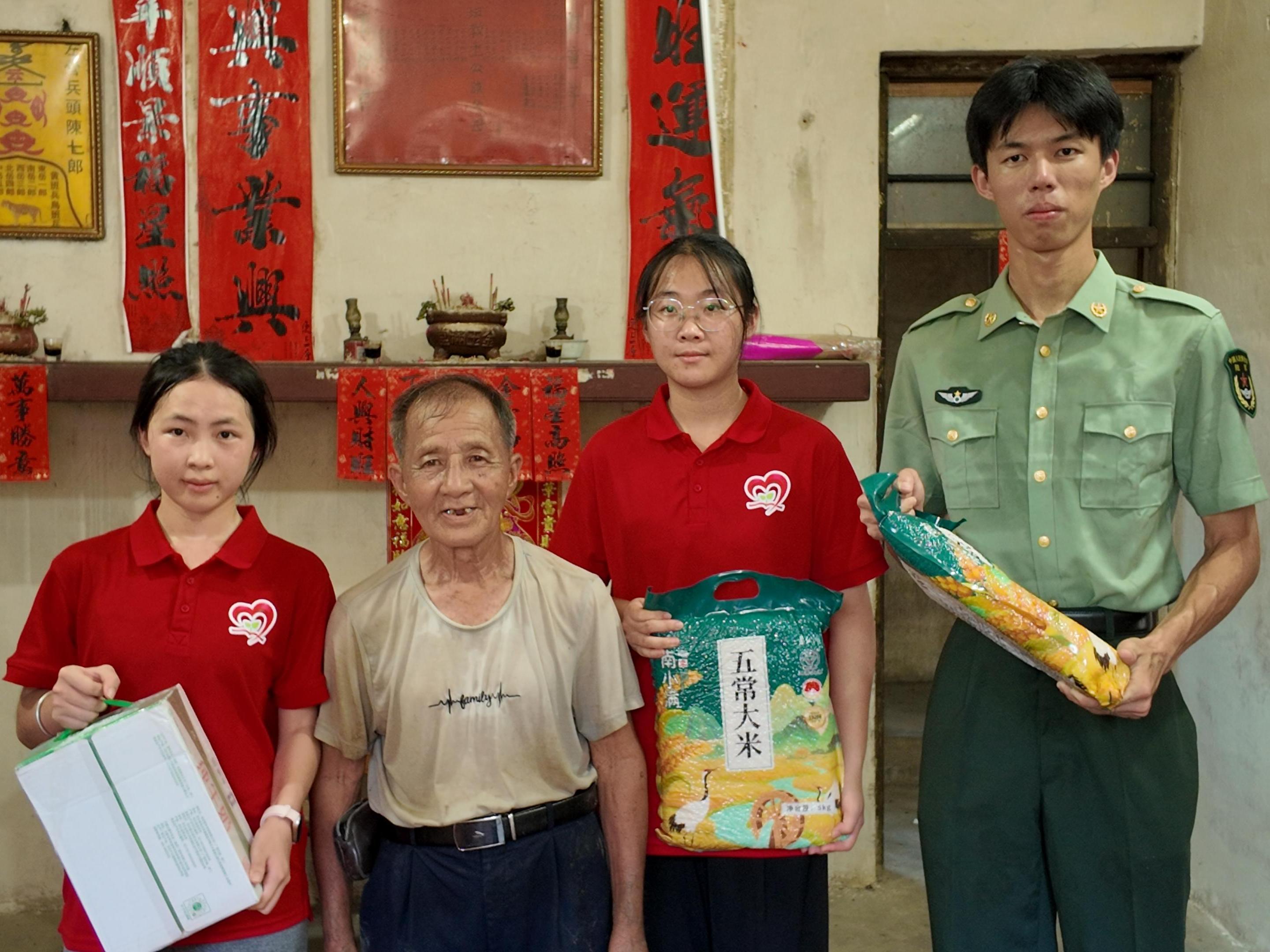 （慰问困难家庭）.jpg