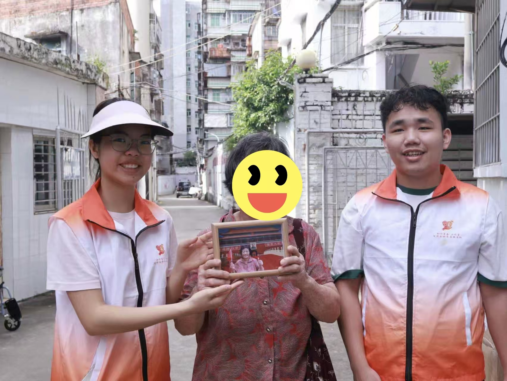 志愿者为老人送上照片.jpg