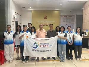 与许仕杰医生合影