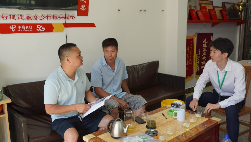 走访村委会，和村干部沟通资助宣传落地事宜