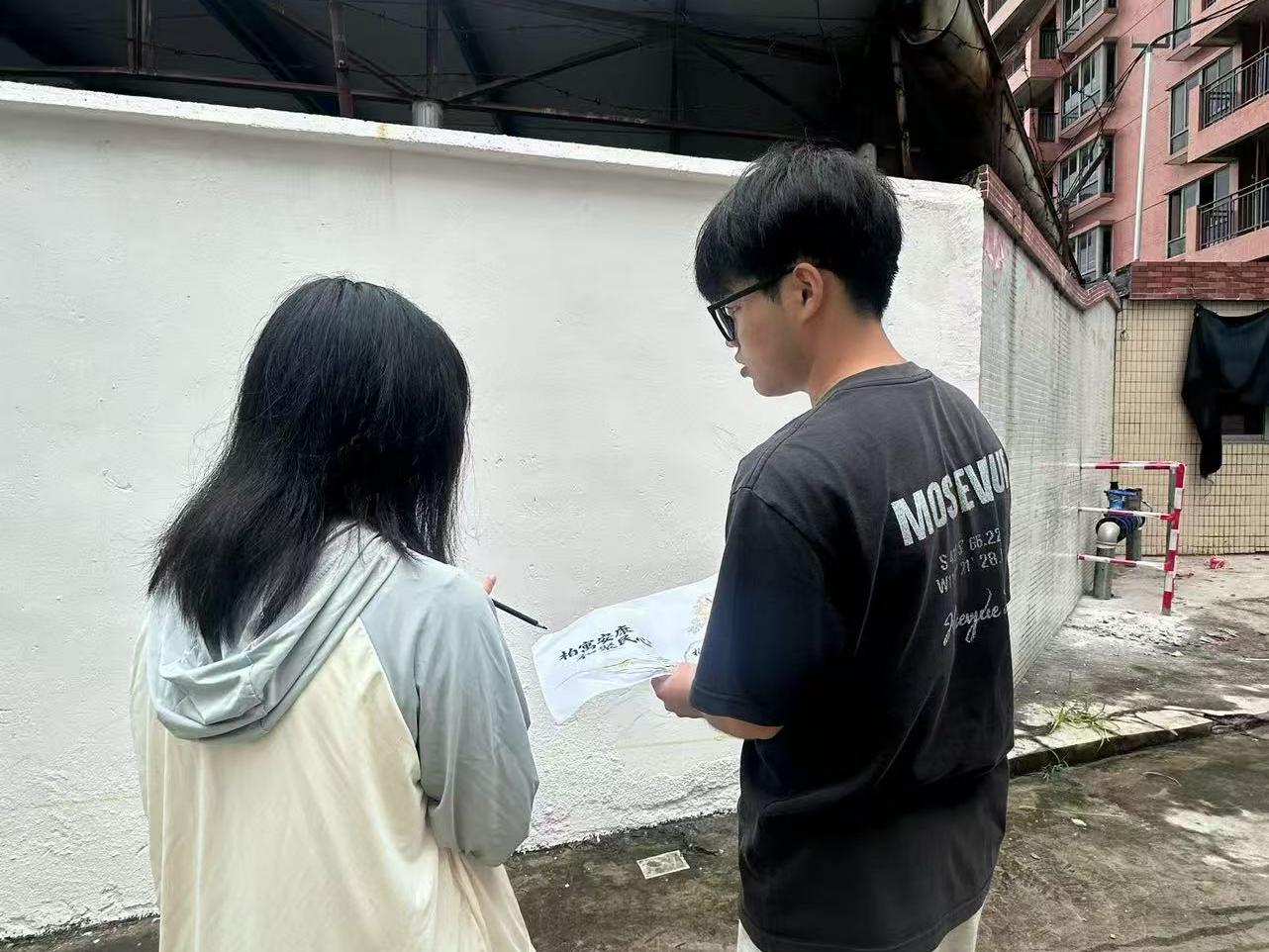 社区居民参与墙绘.jpg