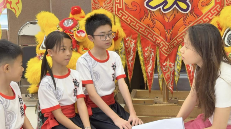 图为实践队员采访桥头醒狮团三位小鼓手。 林苑淇 供图