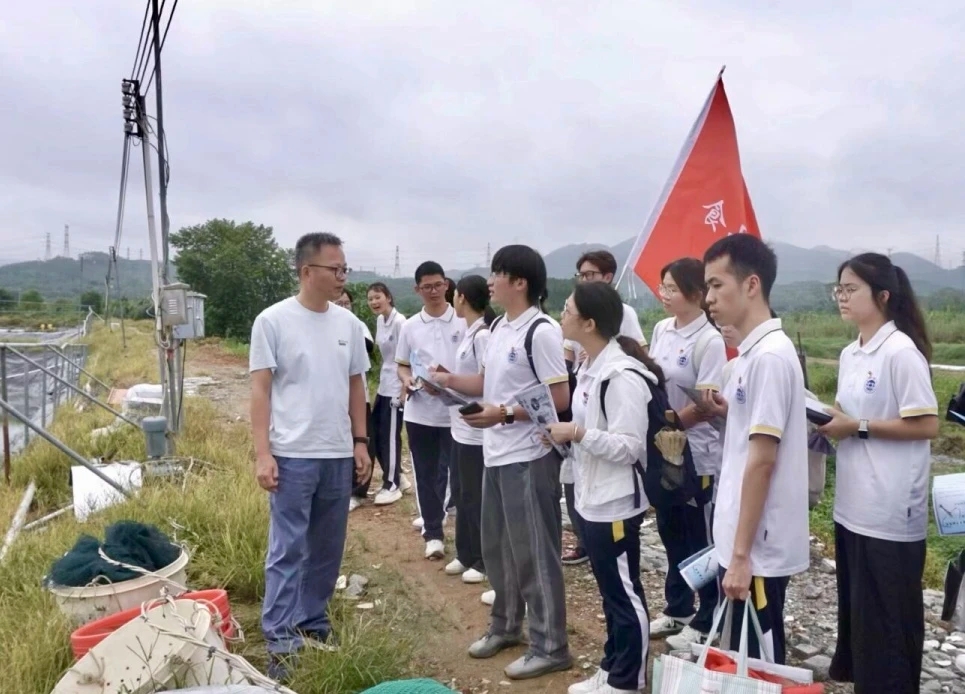 图为张坤宇副主任在为实践团进行技术讲解 周静供图
