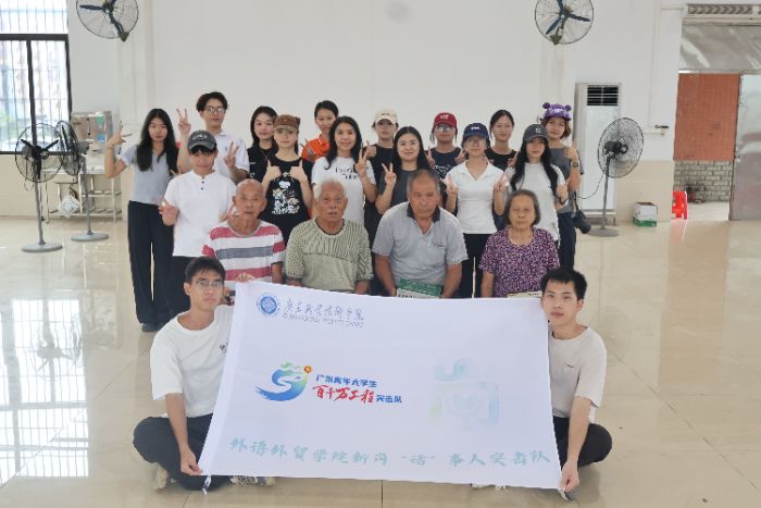 图为成员在新岗村活动中心合影