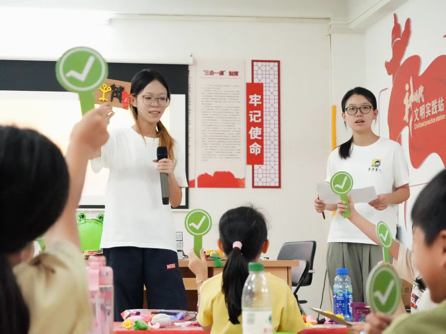 图为模拟温情公益拍卖环节照片。团队 供图