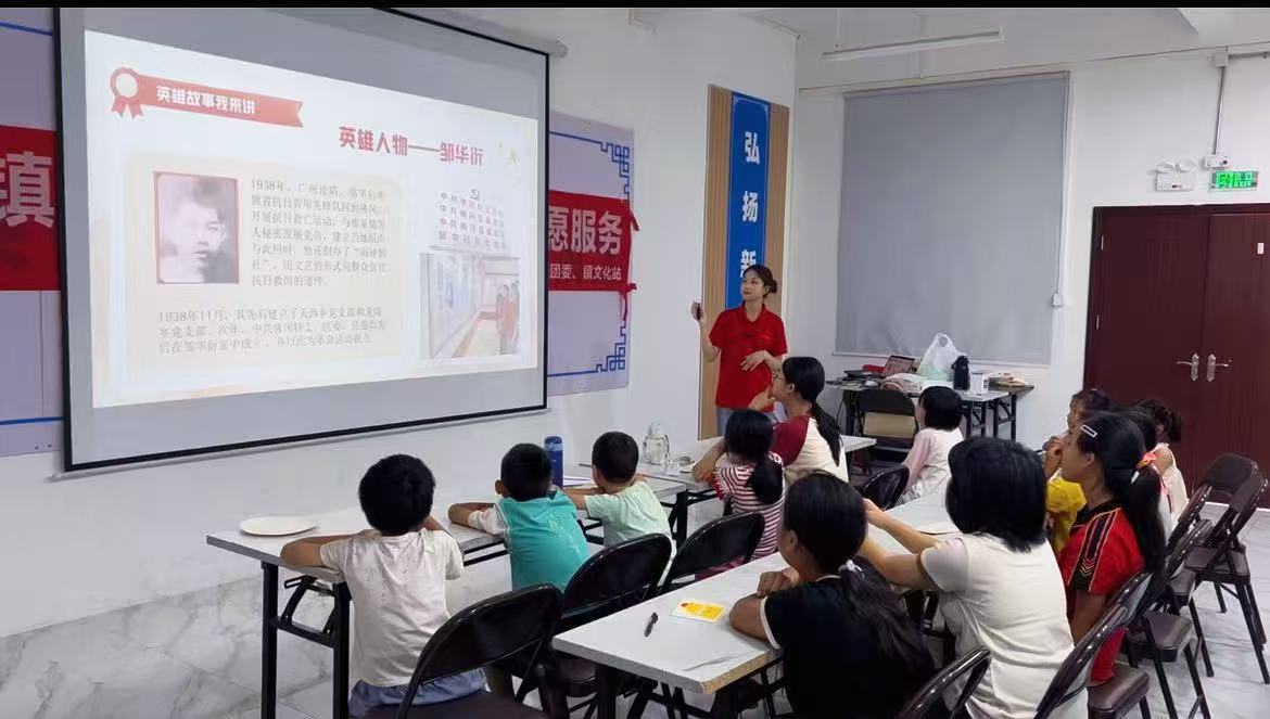 图为突击队成员为小朋友讲解与旧址相关的英雄人物
