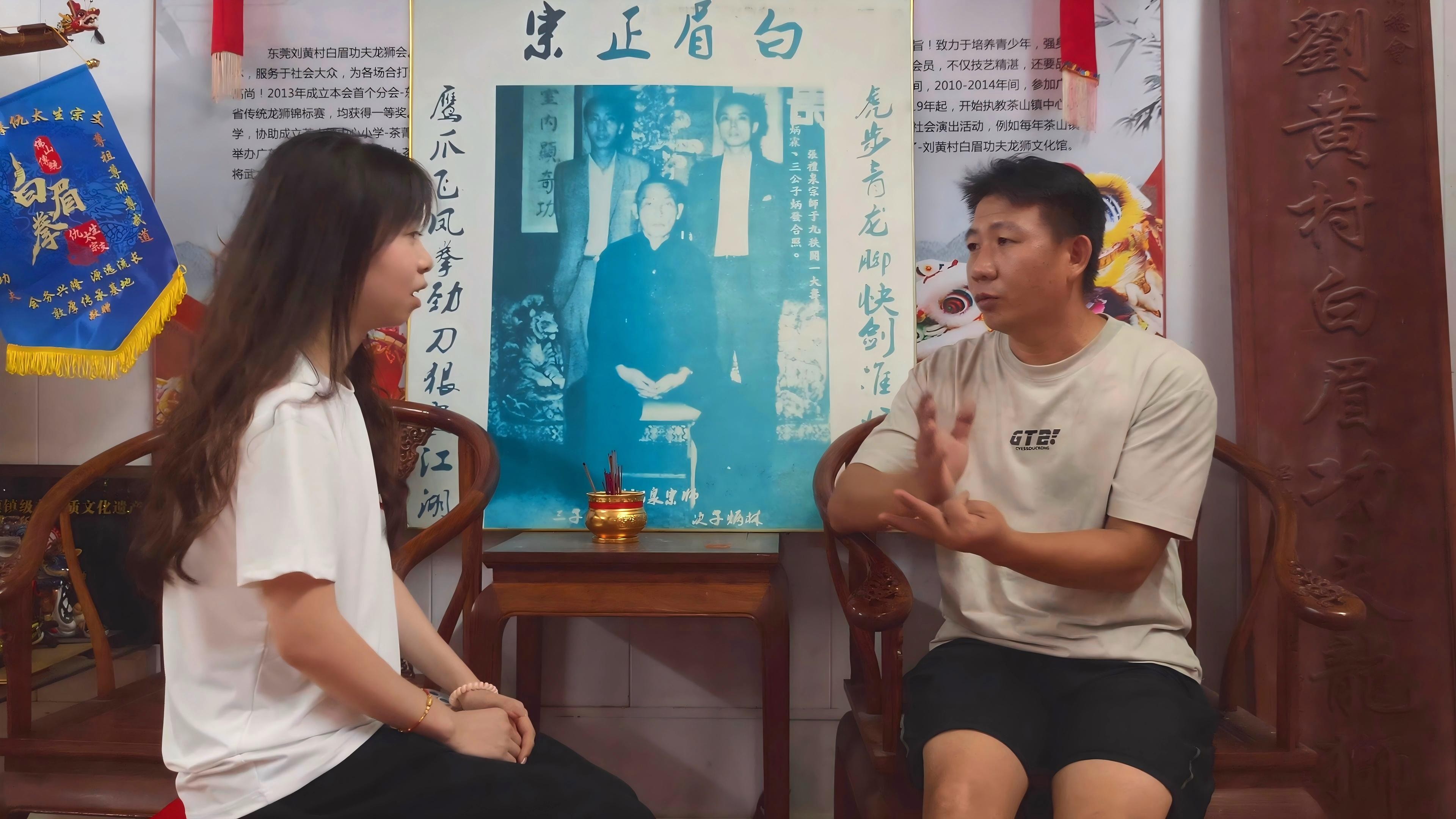 图为“寻红觅韵”突击队队员采访白眉拳传承人黄进华照片 通讯员 吴瑞婧 摄.jpg