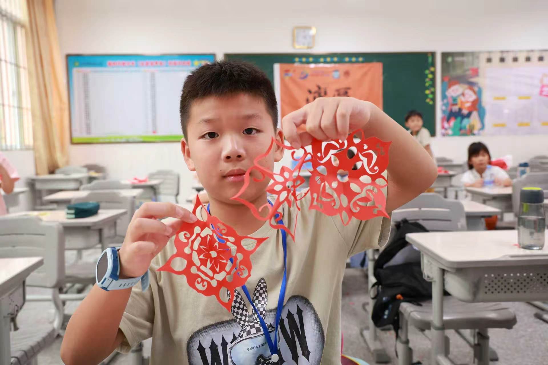 图4 非遗剪纸课堂·孩子展示剪纸作品