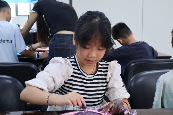 图为小朋友制作拓印花瓶