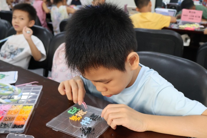 图为小朋友制作“老师们再见”的拼豆作品