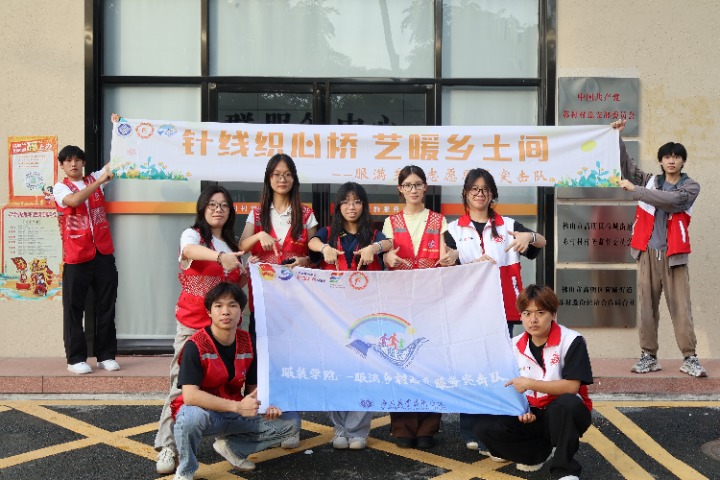 图为团队成员在党群服务中心门口大合照