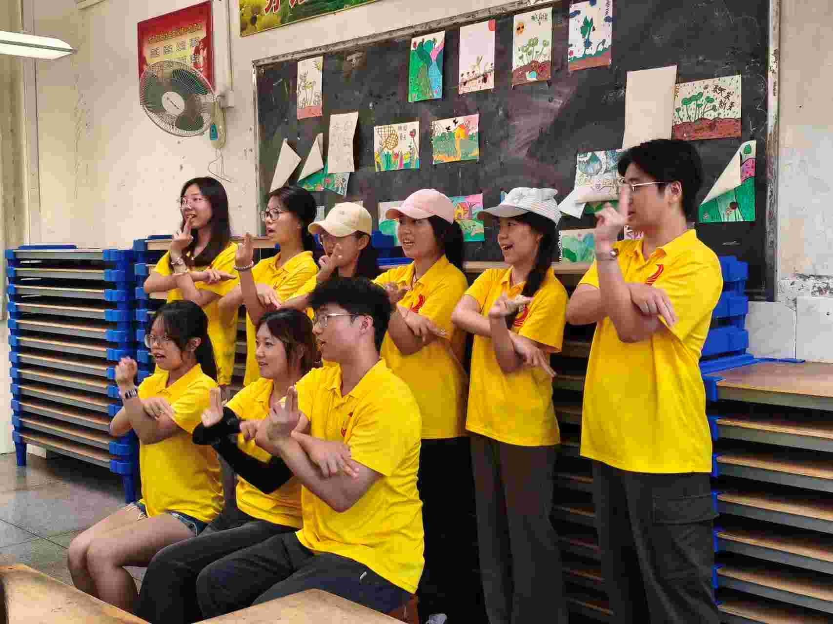 老师和学生们一起做快乐的游戏