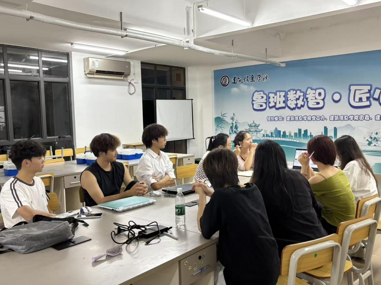 图七 团队指导老师指导学生展开相关工作（罗君豪 摄）