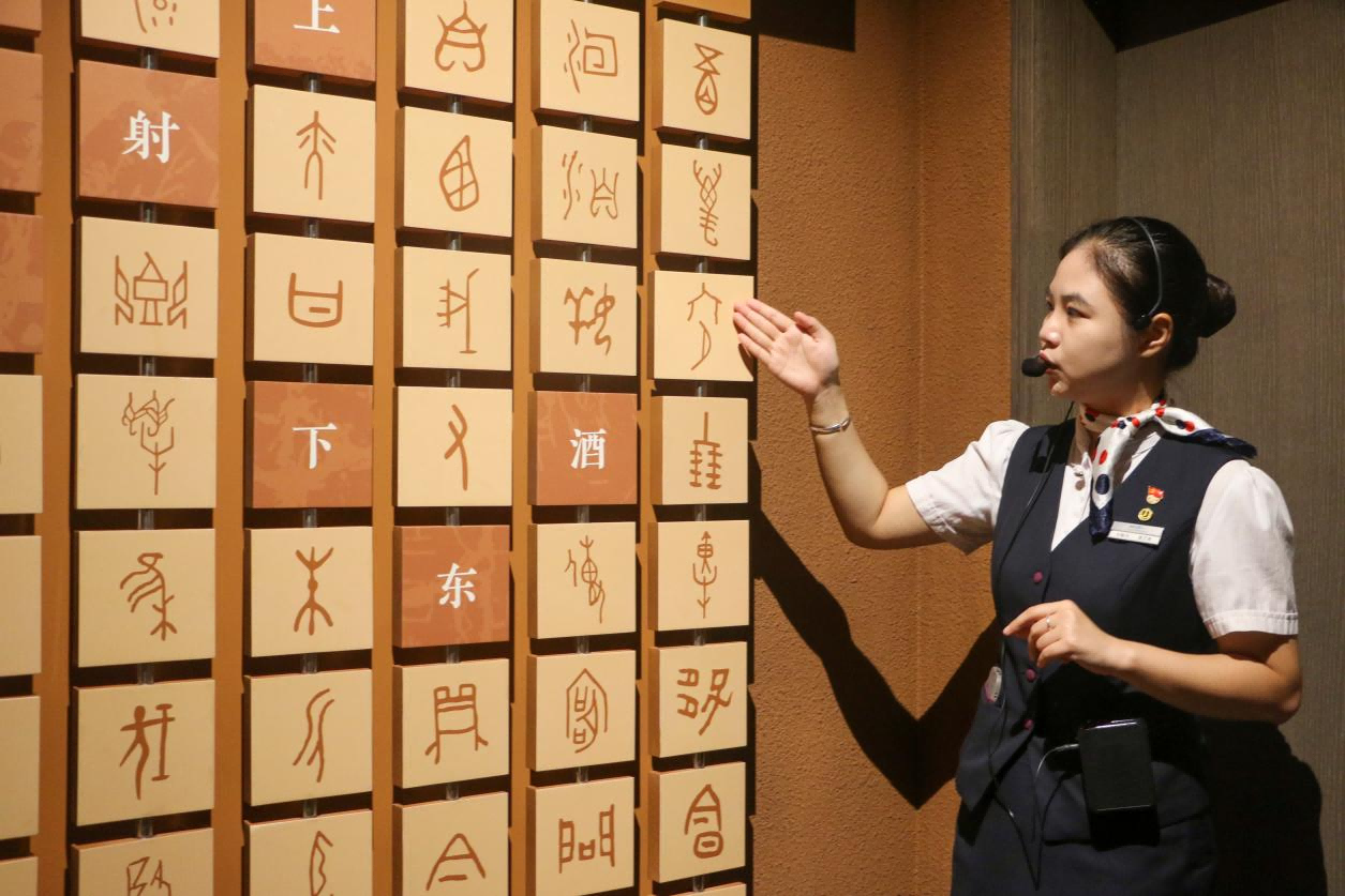 讲解员讲解甲骨文字展品