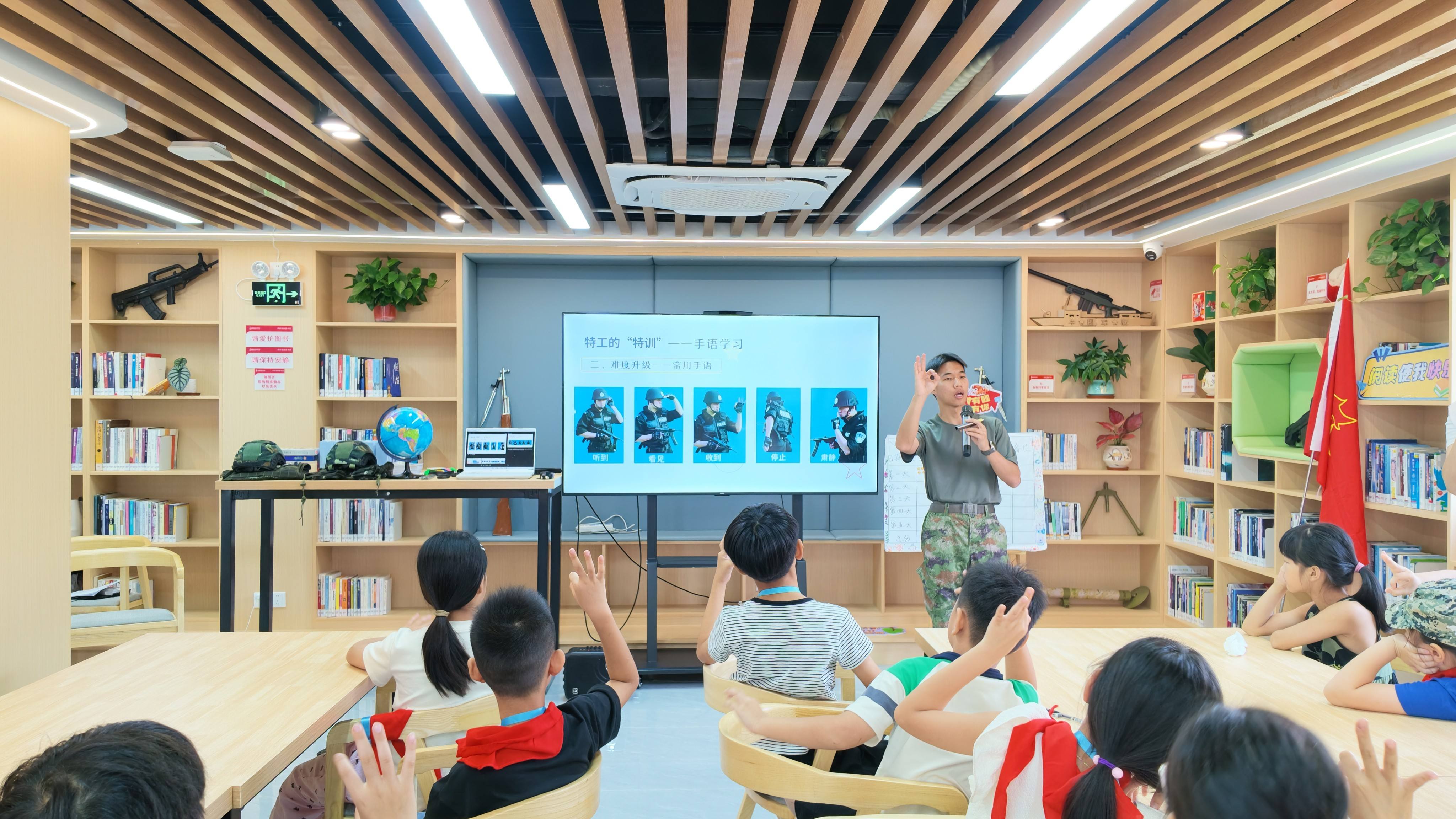退役大学生教官讲解战术手语