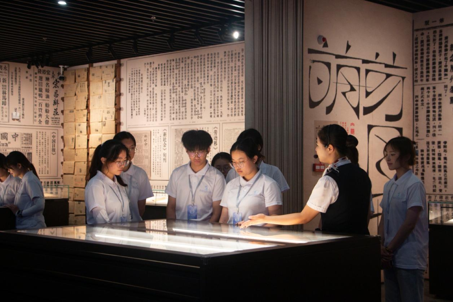 队员参观区近现代羊城史料展