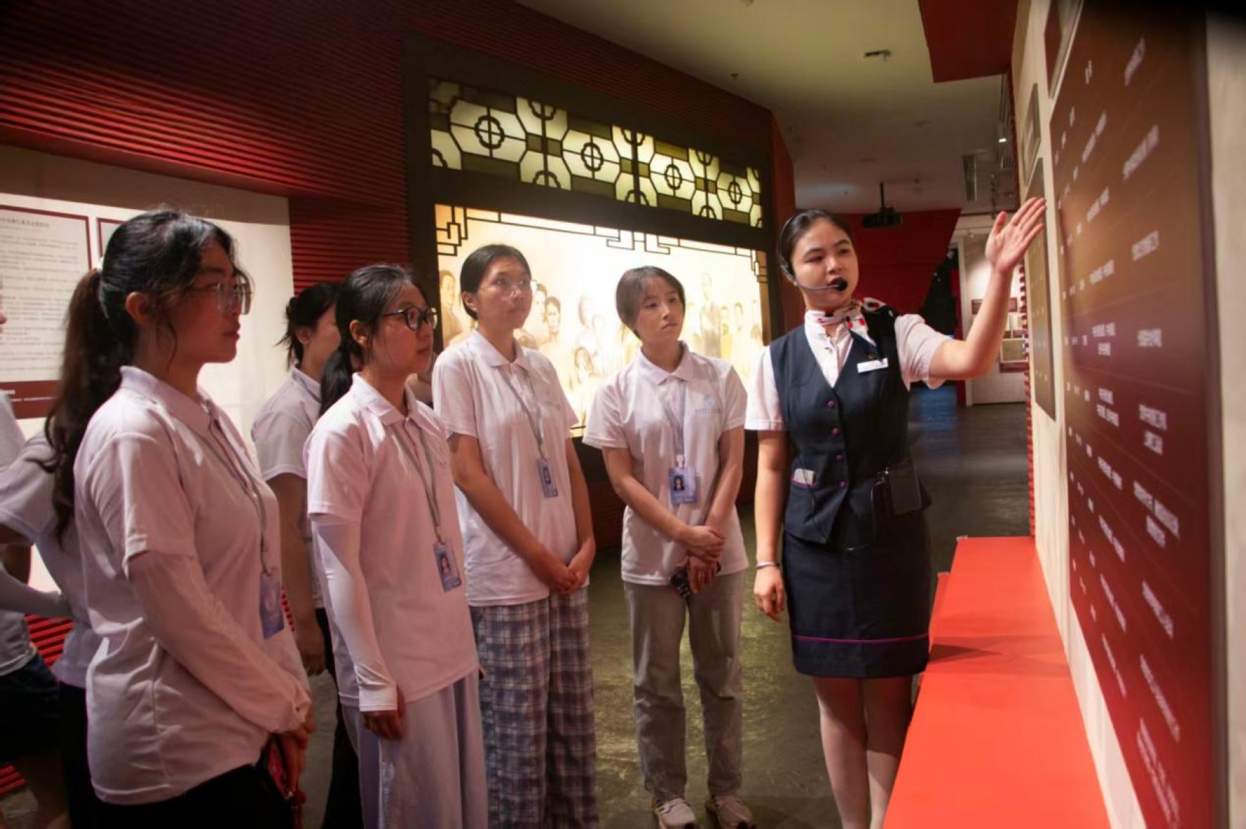 队员学习南粤红色革命史料