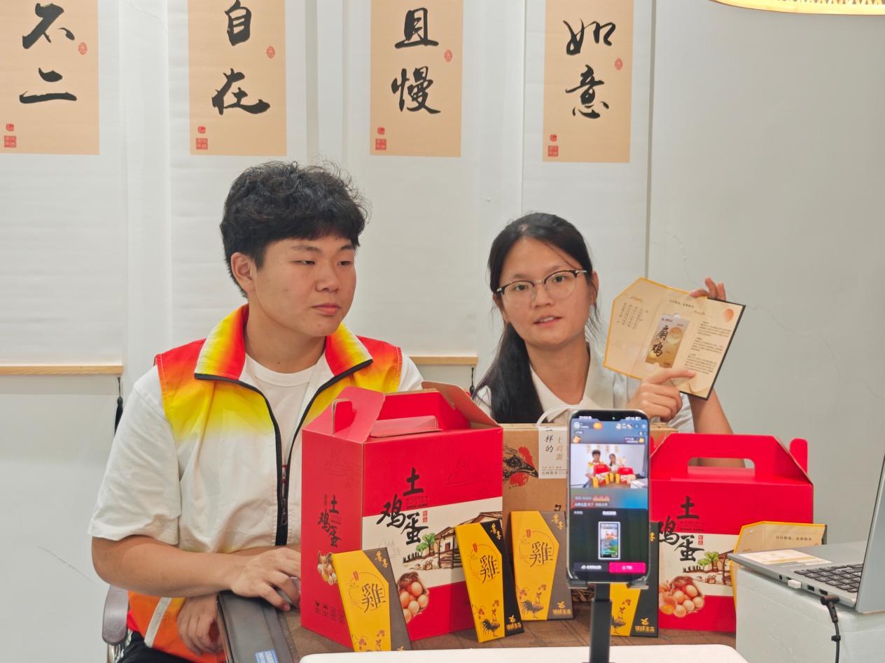 图6 实践队员直播推介林下土鸡蛋.jpeg