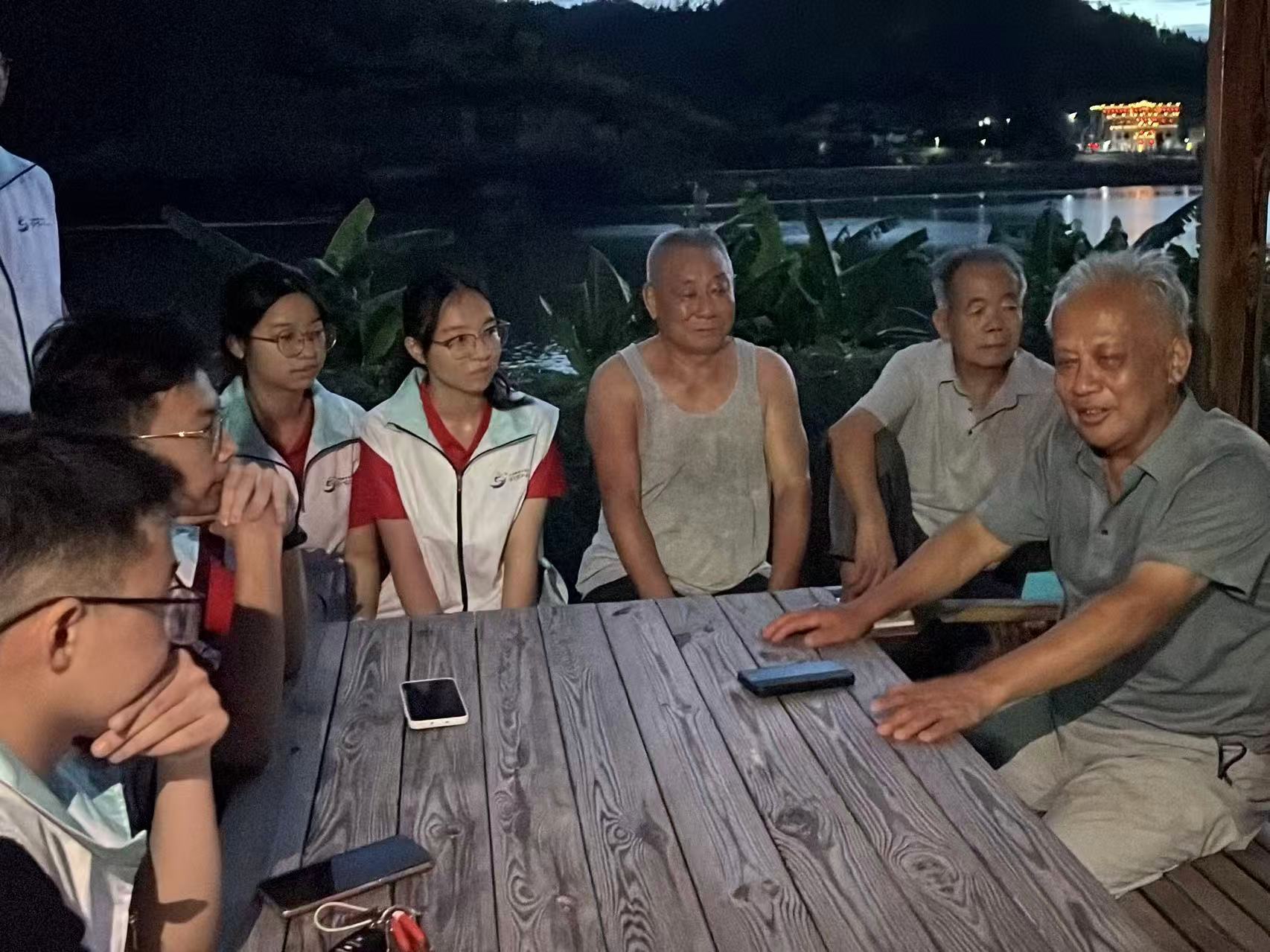 图为组织村民夜谈