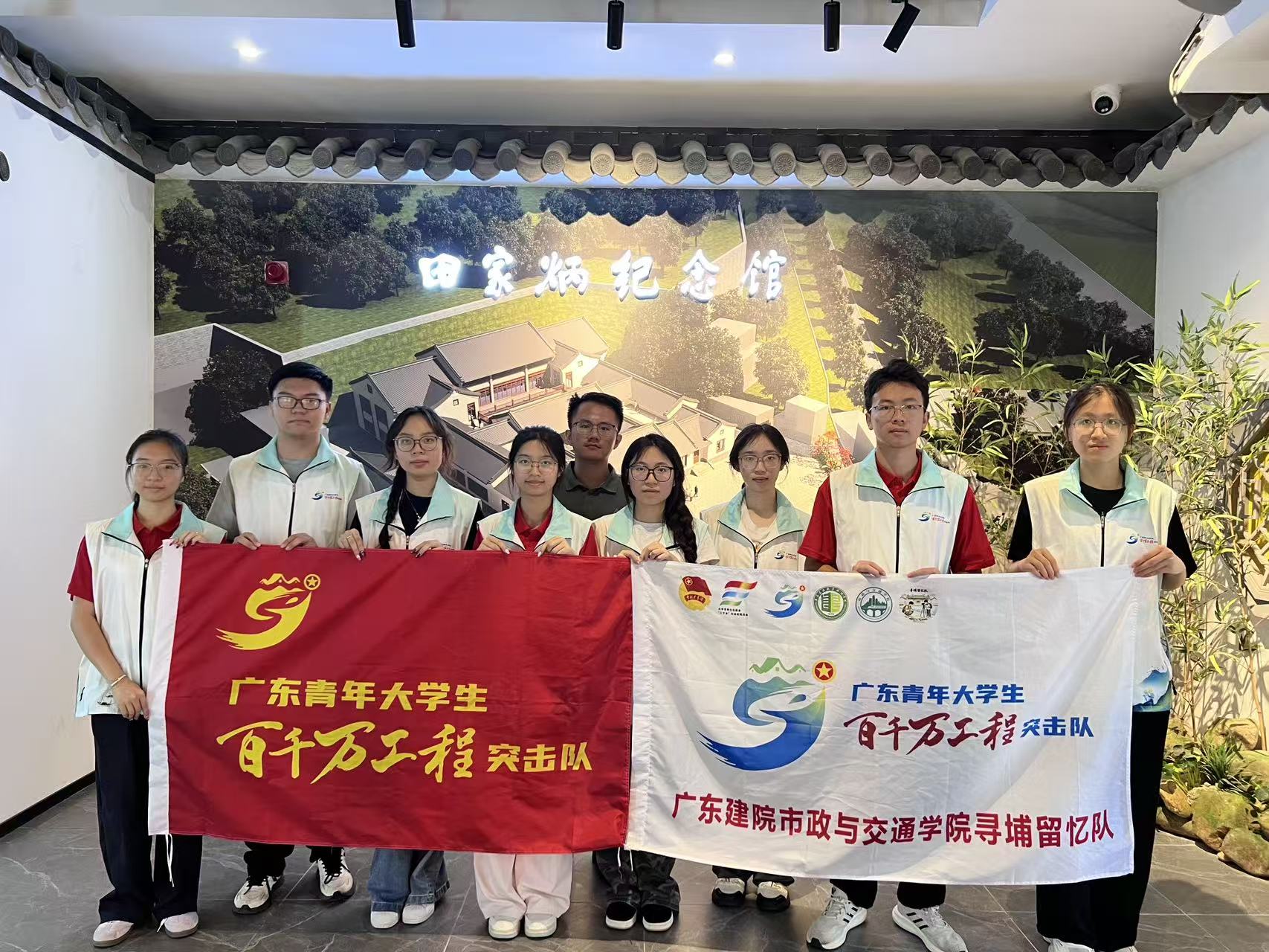 图为实践队参观田家炳博物馆