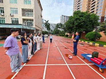 图：繁星乡护实践队赴清远市清城区消防救援大队进行消防培训