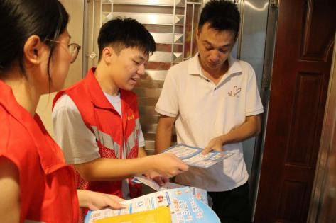 图：队员深入社区进行流动消防知识宣传
