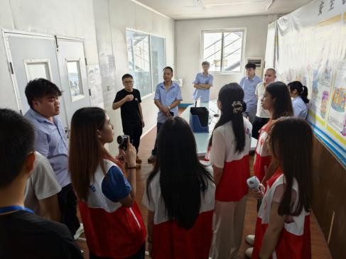 图：繁星乡护实践队成员走进企业进行消防知识宣传