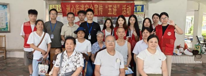 图：繁星乡护实践队成员设立消防知识宣传摊位开展科普宣传